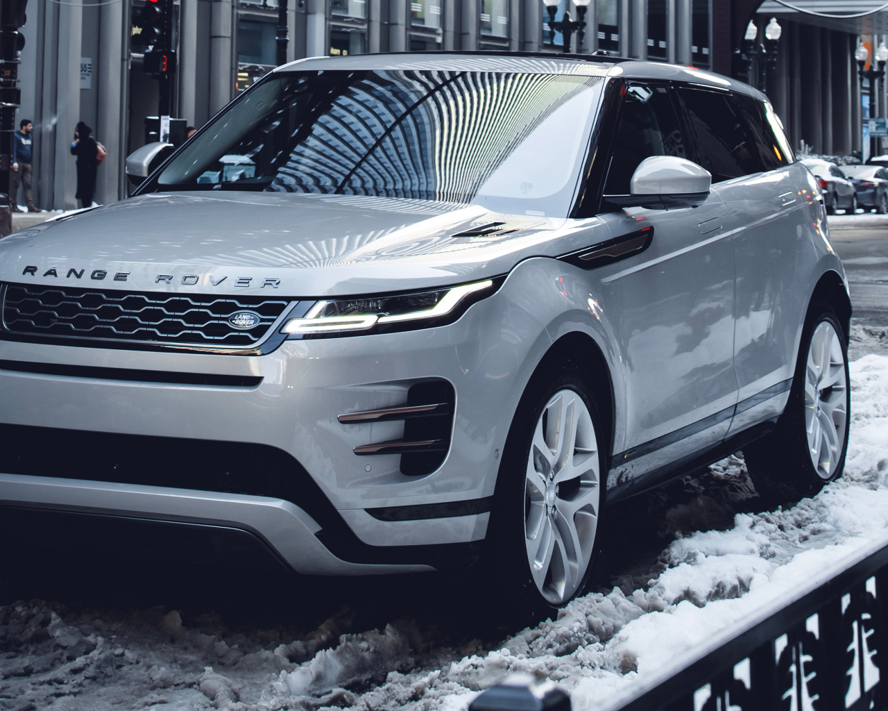 Внедорожник Range Rover Evoque P300 S R-Dynamic 2019 года на снегу в городе