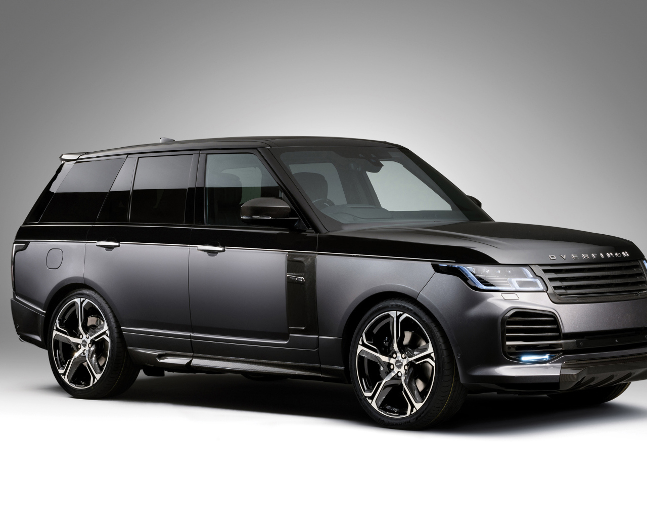 Серебристый внедорожник Range Rover 2018 года на сером фоне