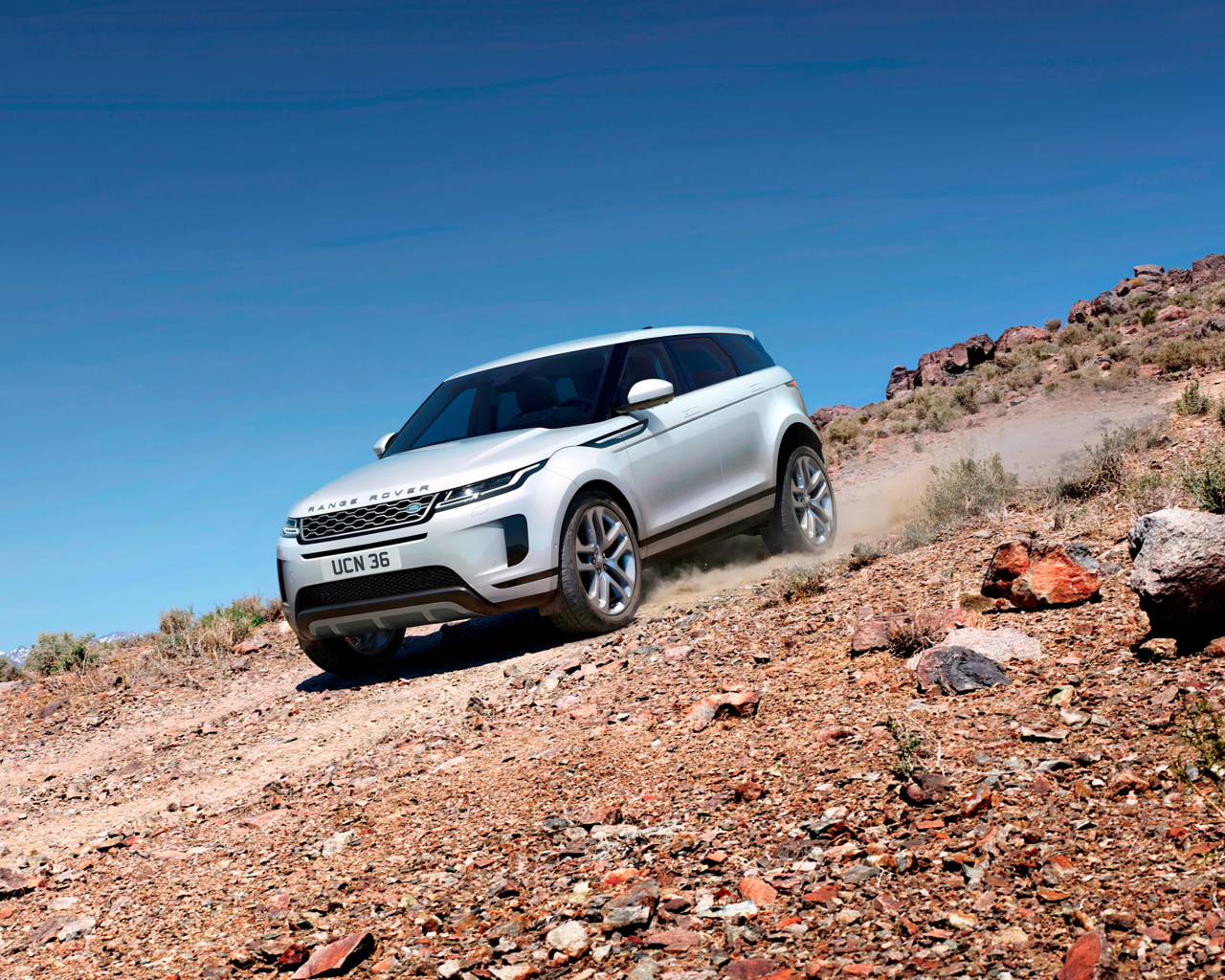Белый внедорожник Range Rover Evoque D240 HSE 2019 года на бездорожье 