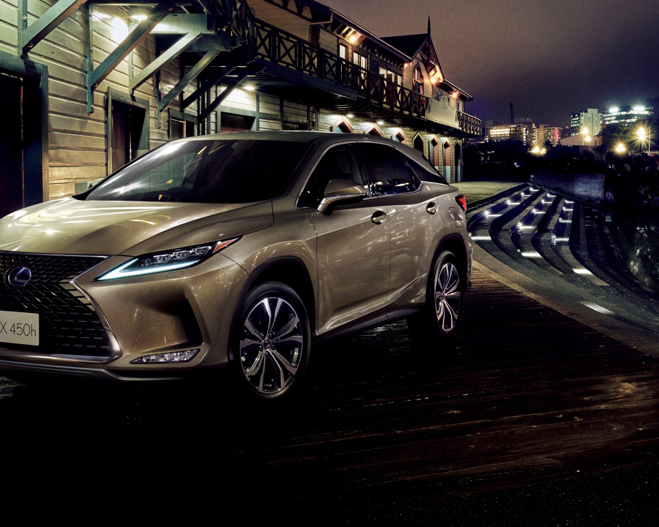 Автомобиль Lexus RX 450h 2019 года у воды