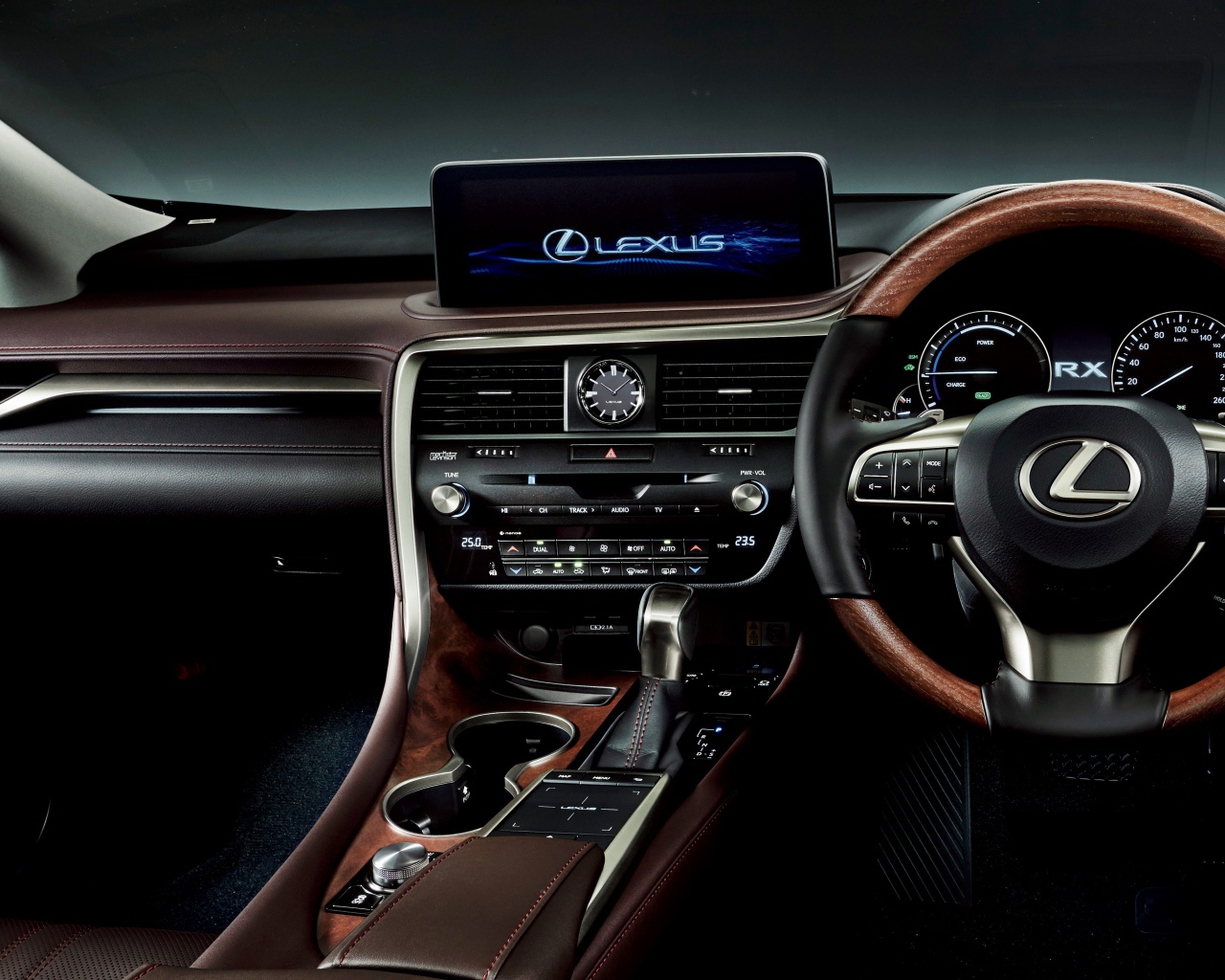 Салон автомобиля Lexus RX 450h 2019 года 