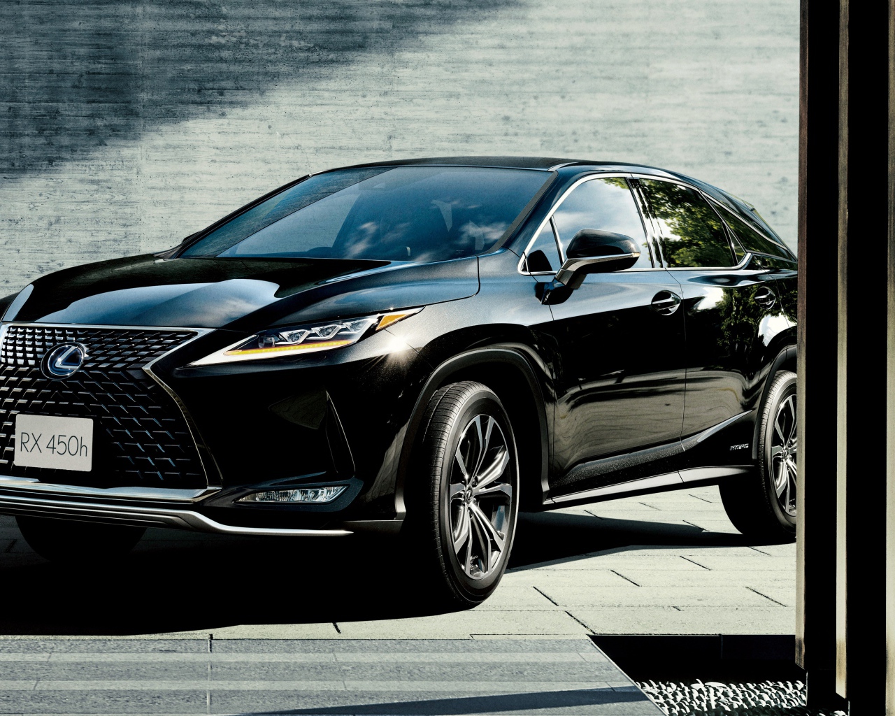 Черный автомобиль Lexus RX 450h 2019 года в гараже