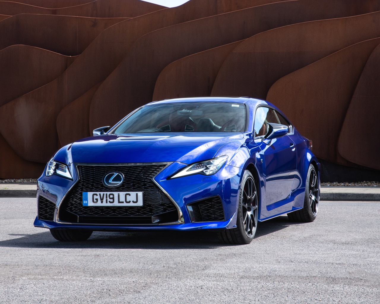 Синий стильный автомобиль Lexus RC F UK-Spec '2019 года