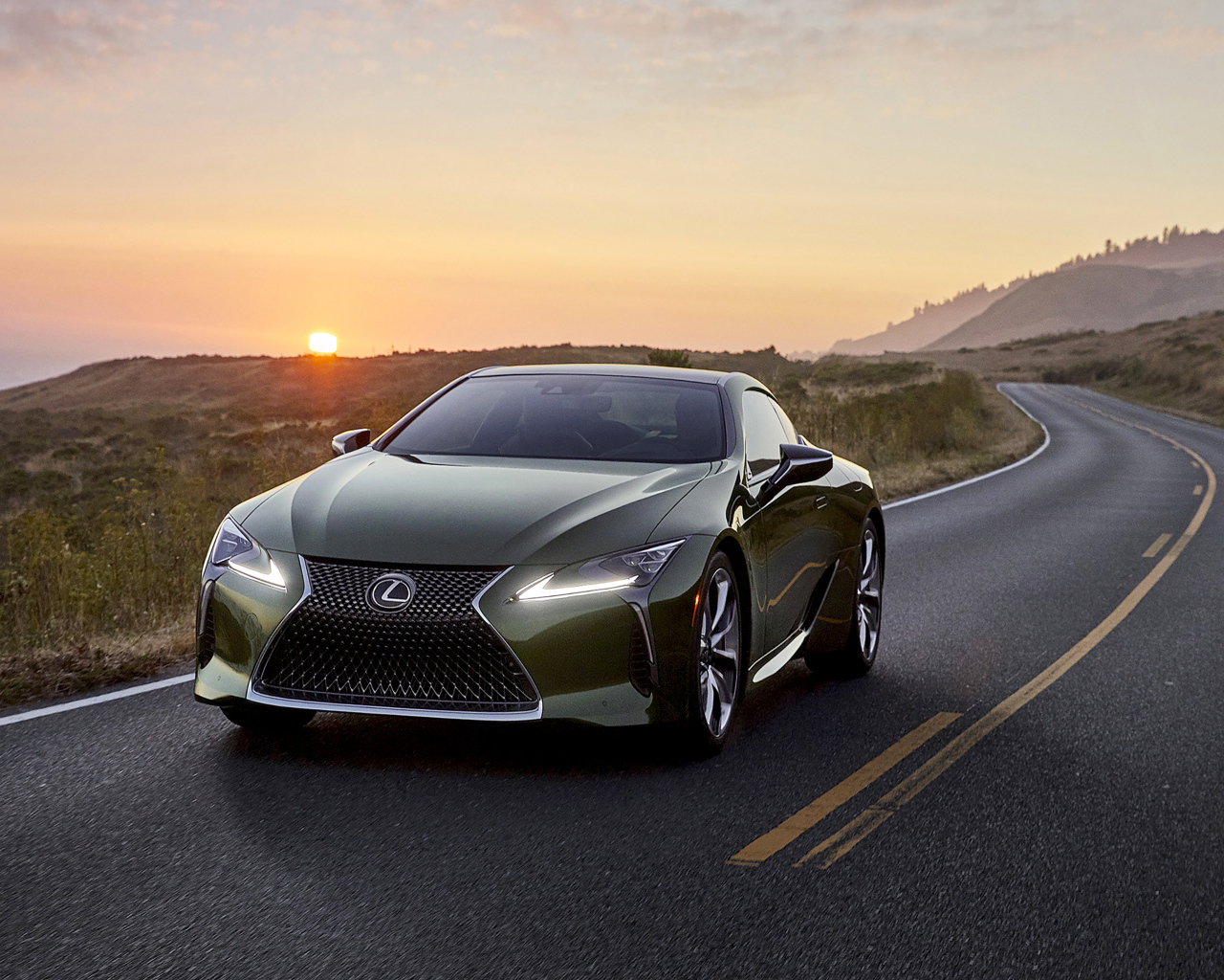 Автомобиль Lexus LC 500 Inspiration Series, 2020 года на трассе на закате