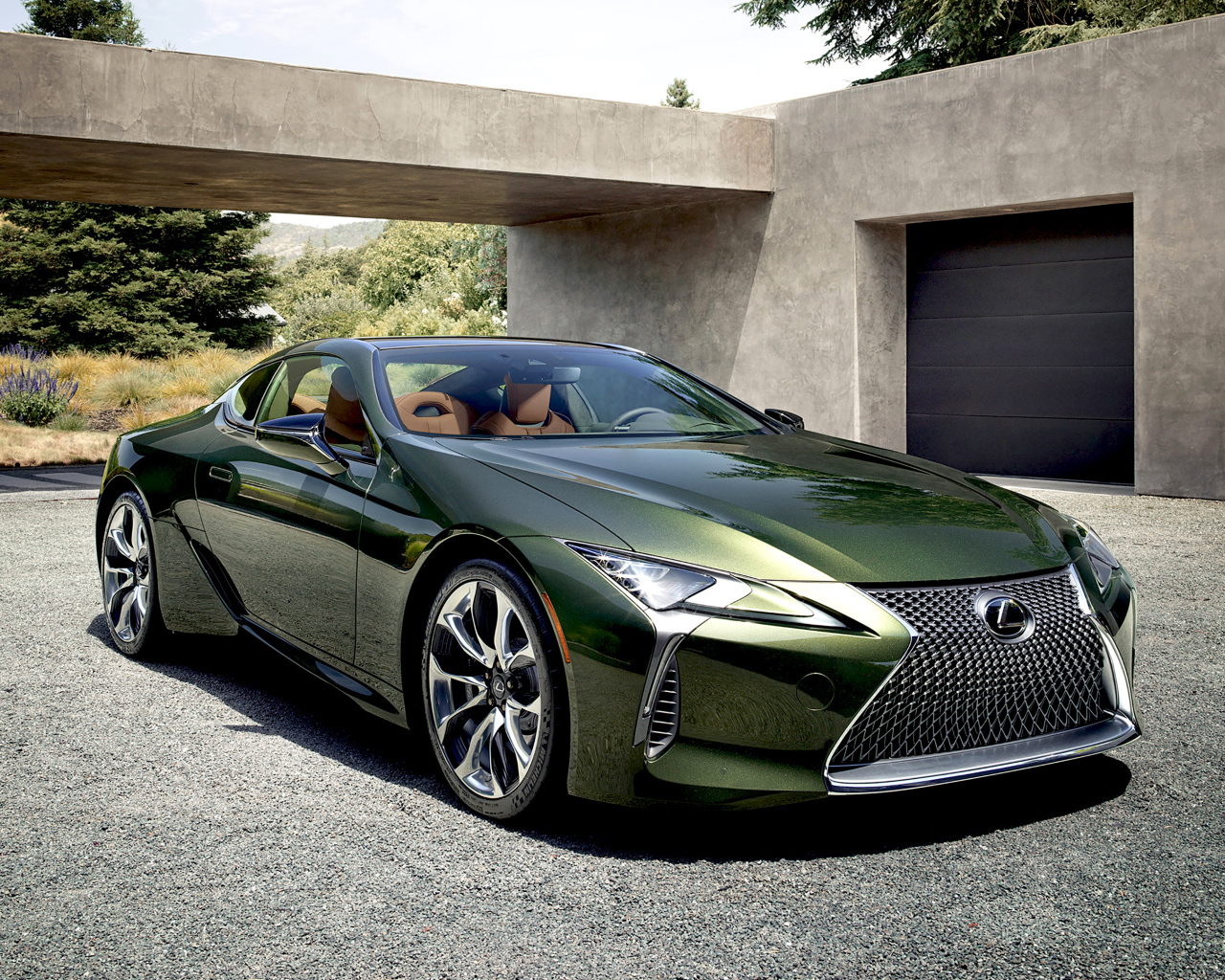 Зеленый Lexus LC 500 Inspiration Series, 2020 у гаража