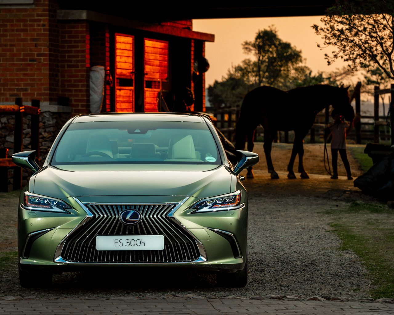 Автомобиль Lexus ES 300h 2018 года