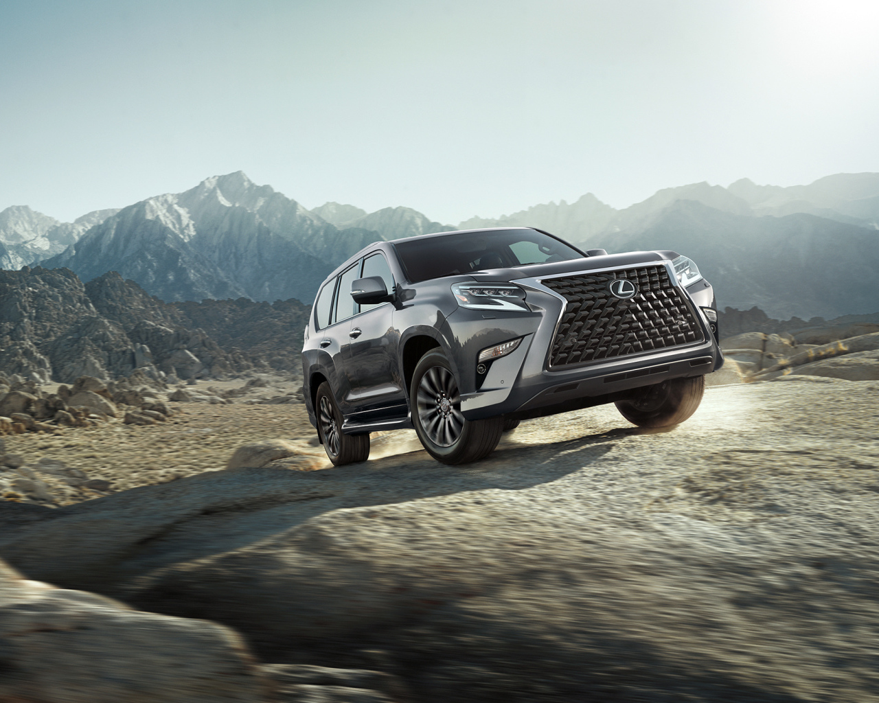Внедорожник Lexus GX 460, 2020 года в горах 