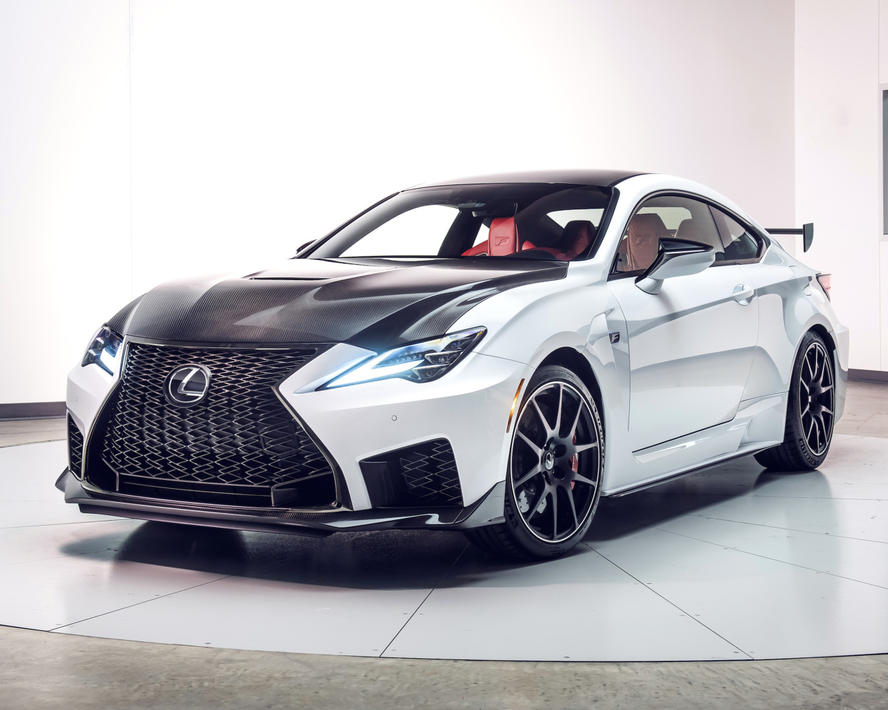 Спортивный автомобиль Lexus RC F, 2020 года 