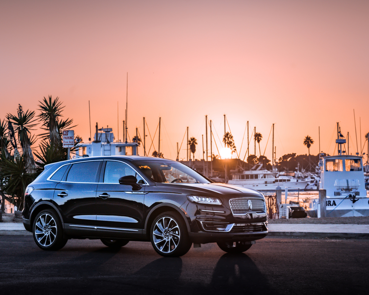 Черный Lincoln Nautilus 2019 года у причала на закате