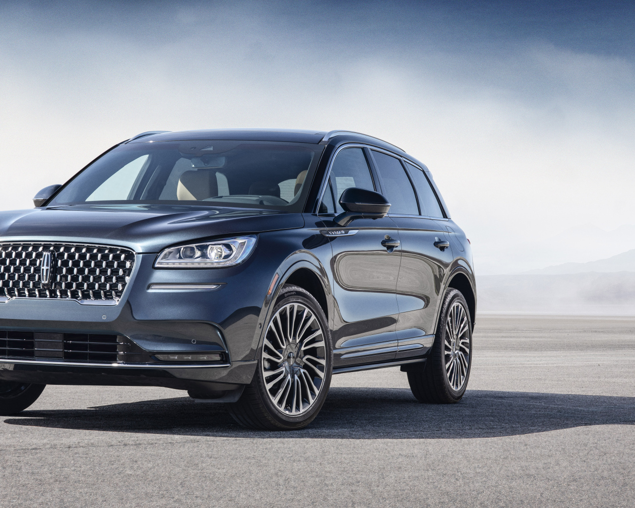 Дорогой серебристый автомобиль Lincoln Corsair