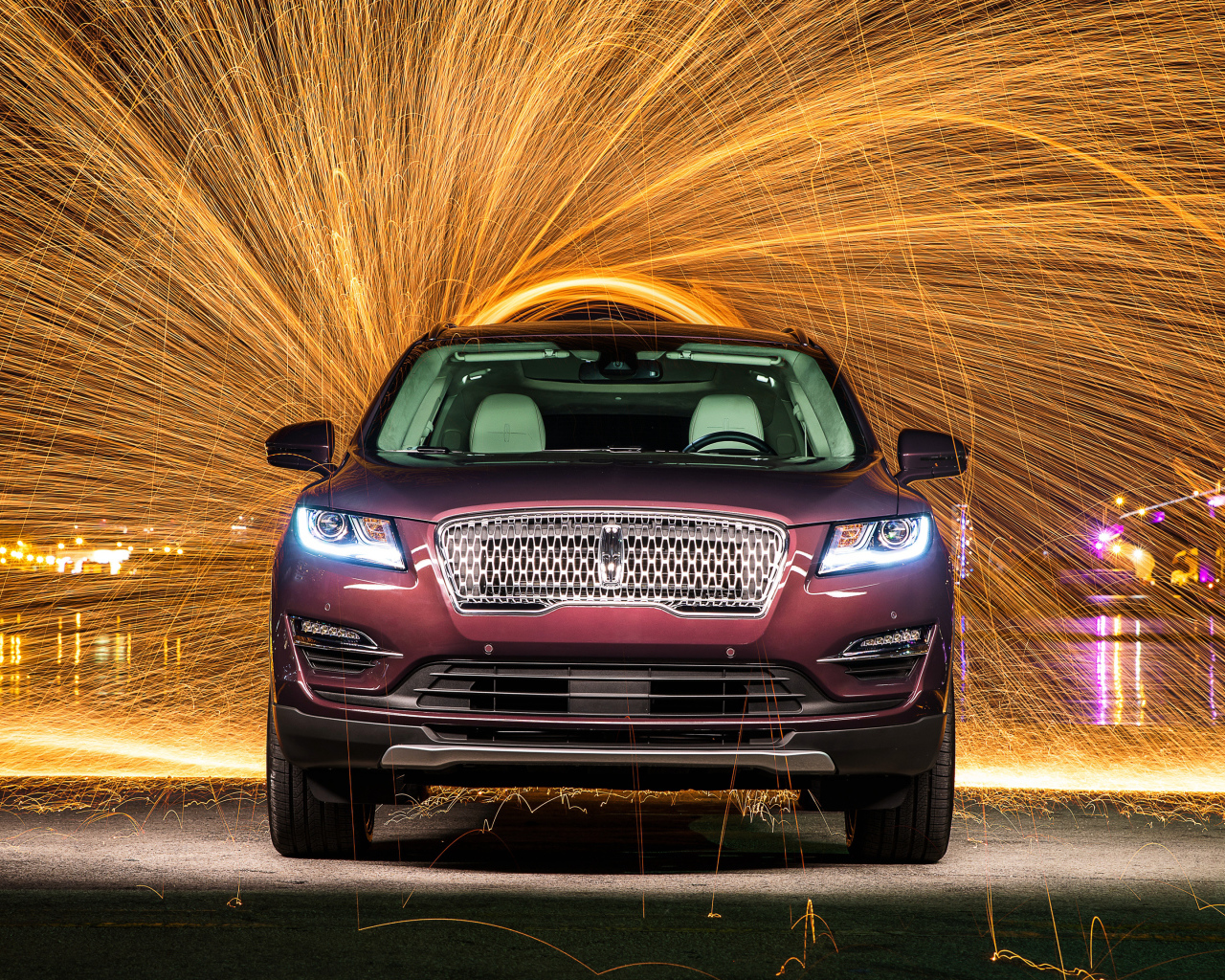 Внедорожник Lincoln MKC, 2019 года на фоне фейерверка