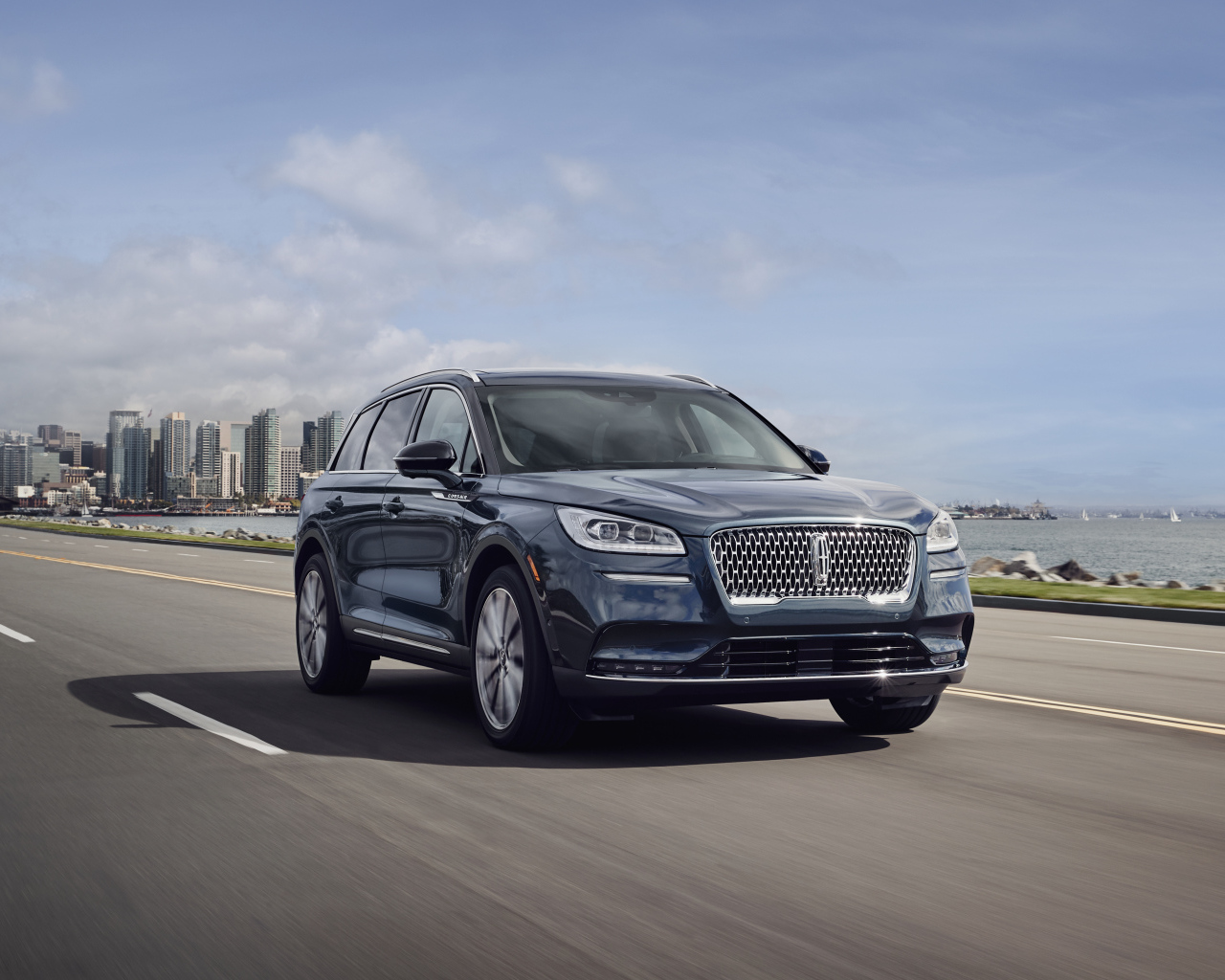 Стильный дорогой автомобиль Lincoln Corsair на дороге 