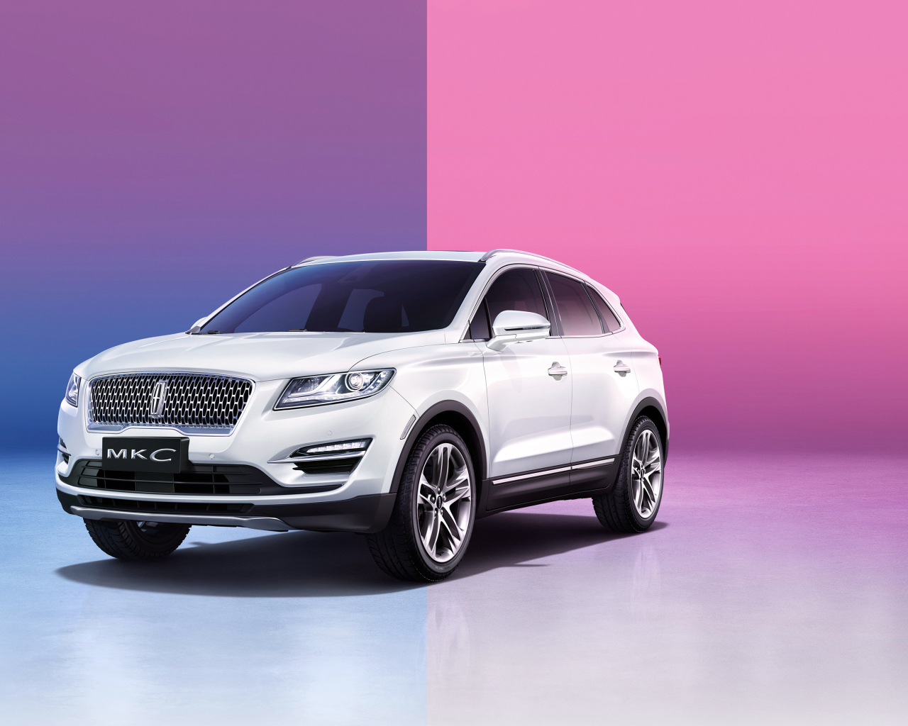 Белый внедорожник Lincoln MKC на розовом фоне