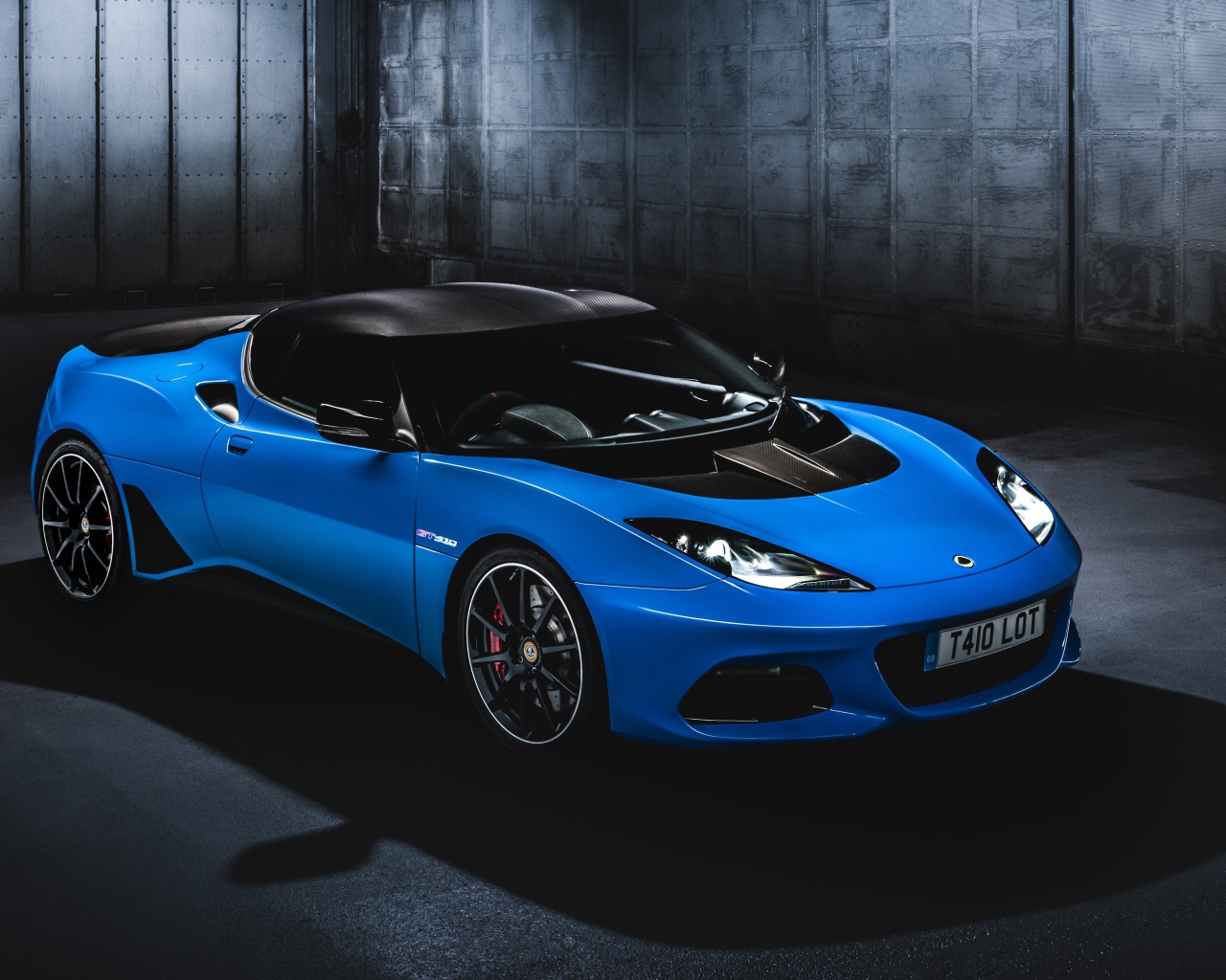 Синий автомобиль Lotus Evora GT410 Sport 