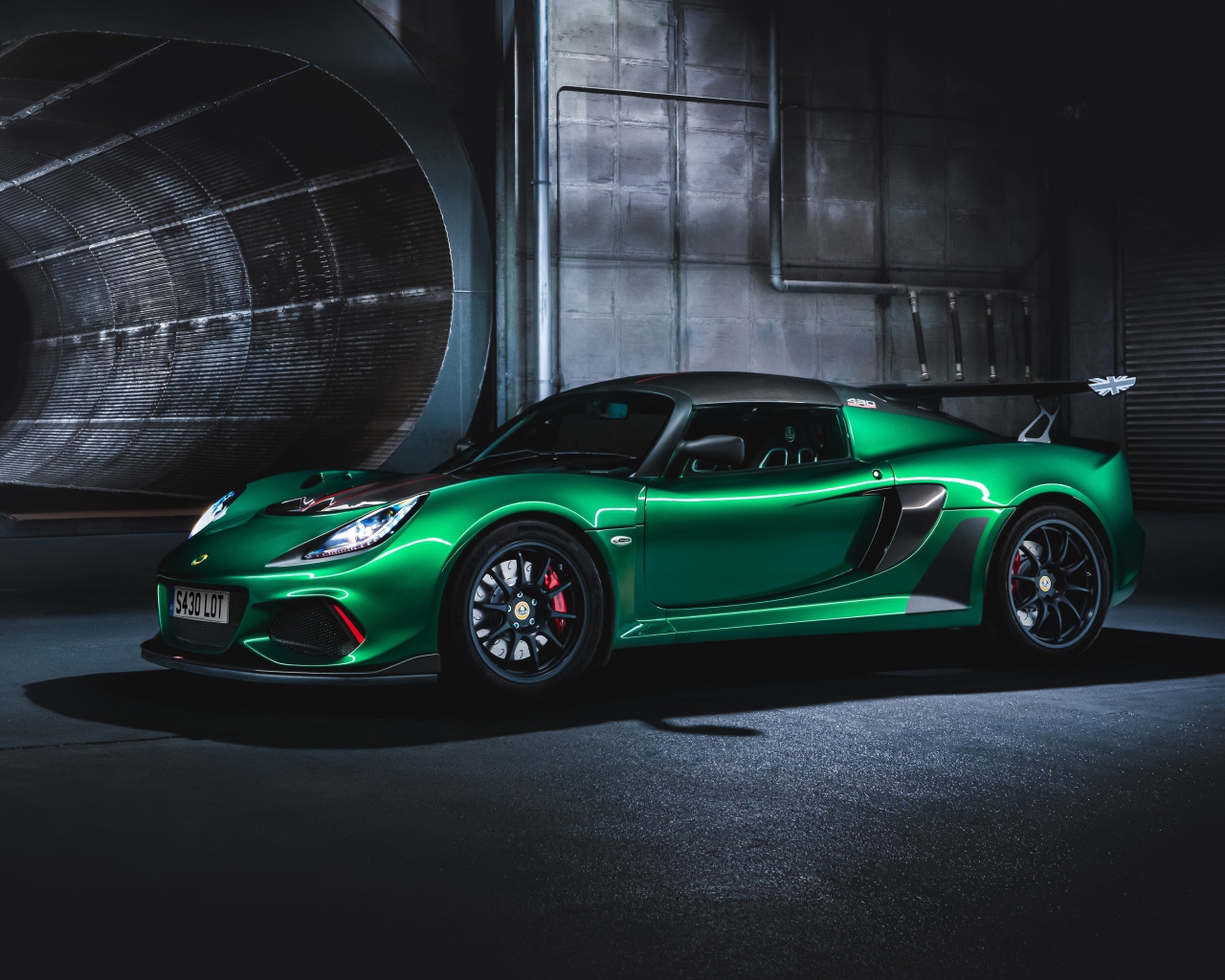 Зеленый автомобиль Lotus Exige Cup 430 в тоннеле 