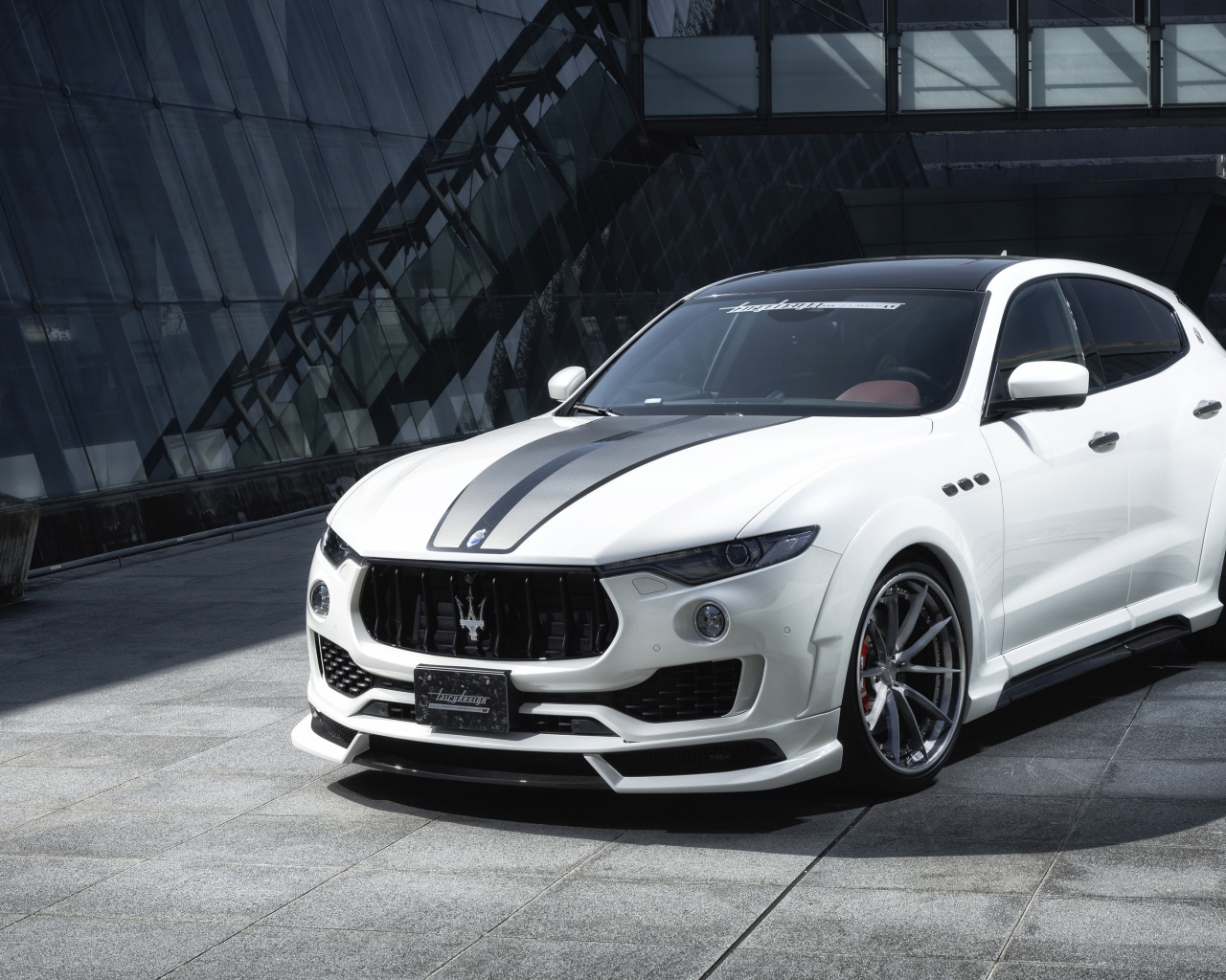 Белый автомобиль  Maserati Levante в здании