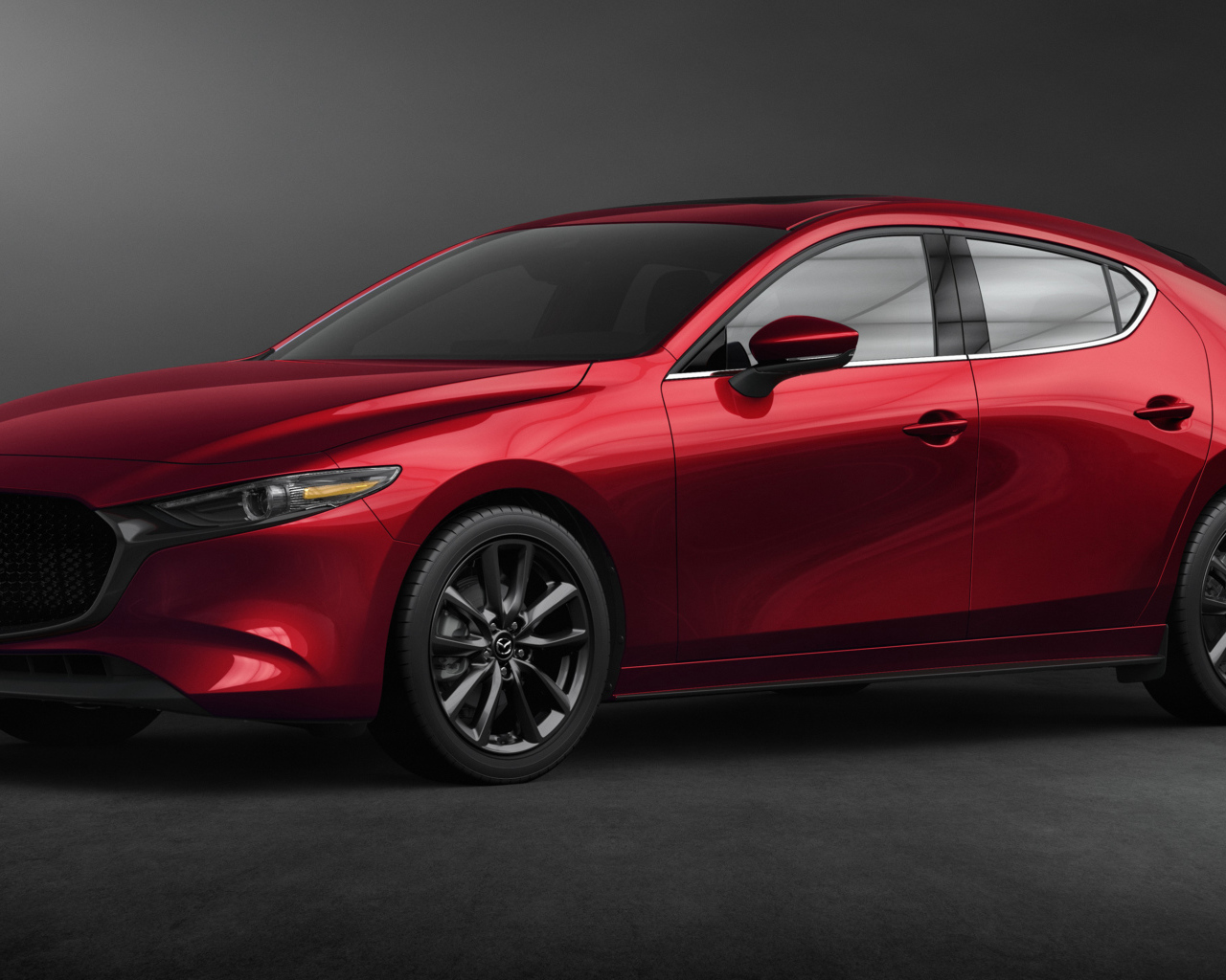 Красный автомобиль Mazda 3, 2020 года на сером фоне