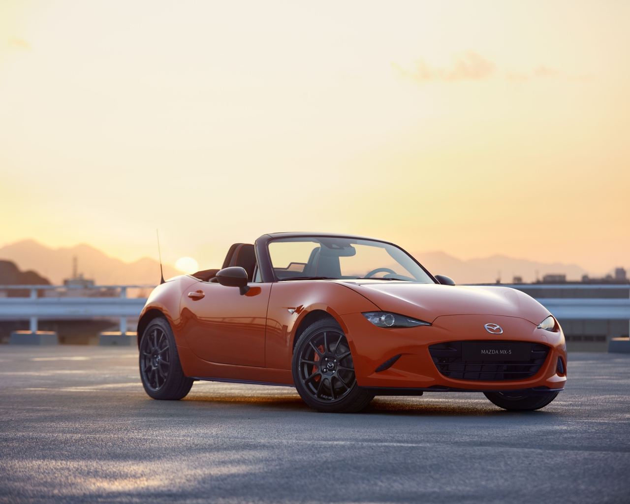 Красный автомобиль Mazda MX-5 на фоне неба