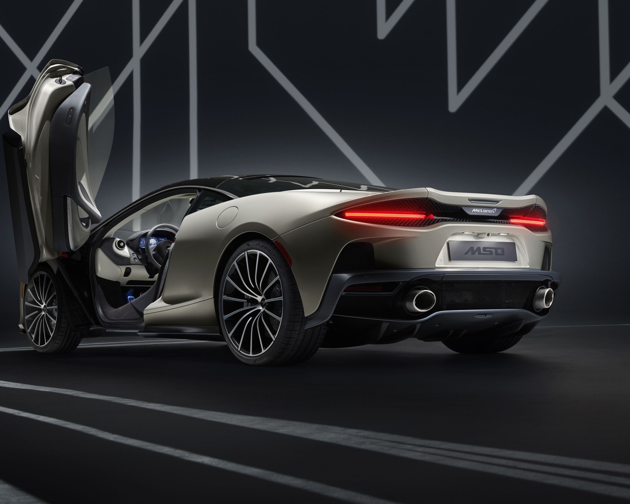 Автомобиль McLaren GT By MSO 2019 года вид сзади