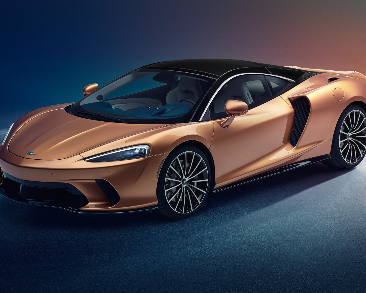 Коричневый автомобиль McLaren GT Superlight 2019 года
