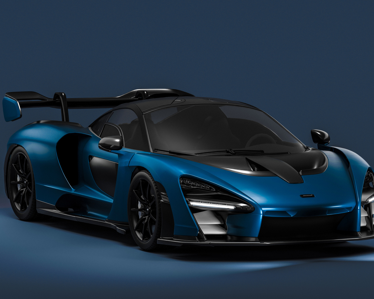 Синий спортивный автомобиль McLaren Senna CGI на сером фоне