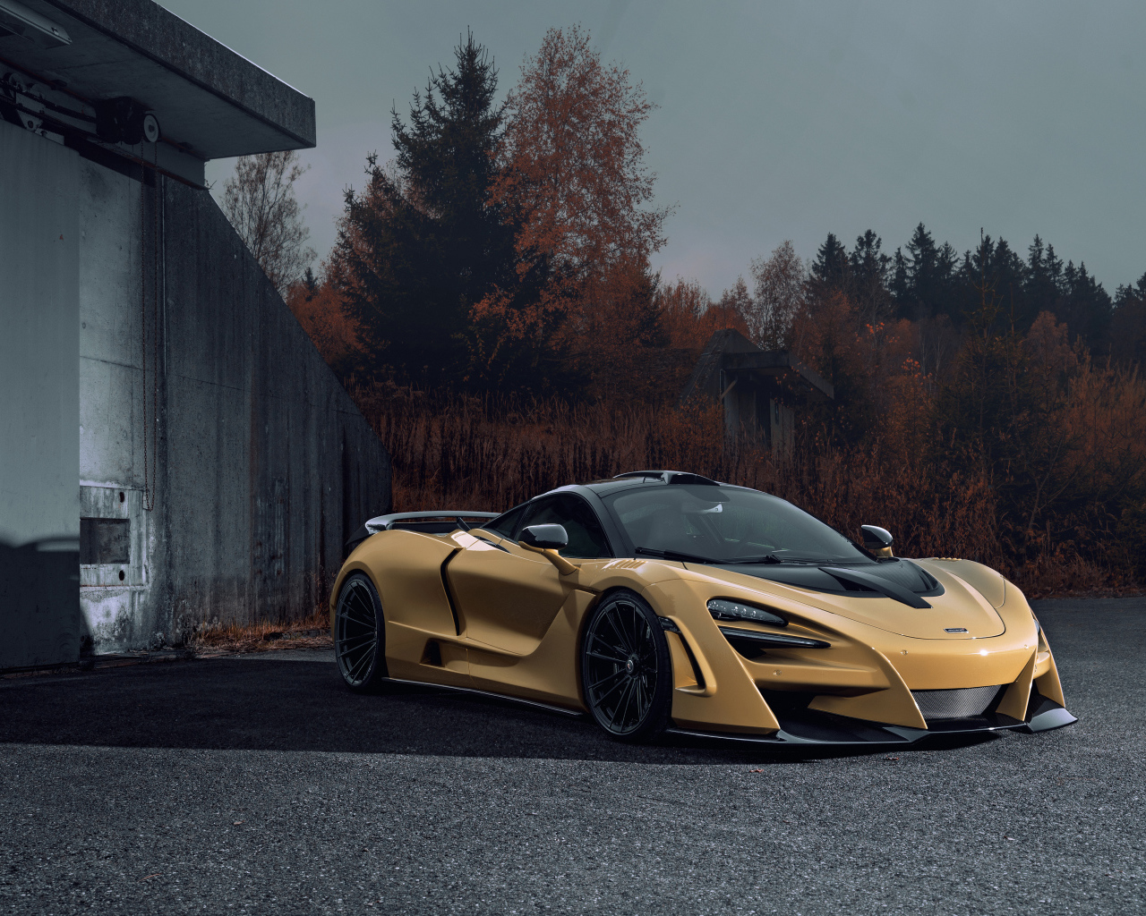 Дорогой автомобиль McLaren 720S у железных ворот