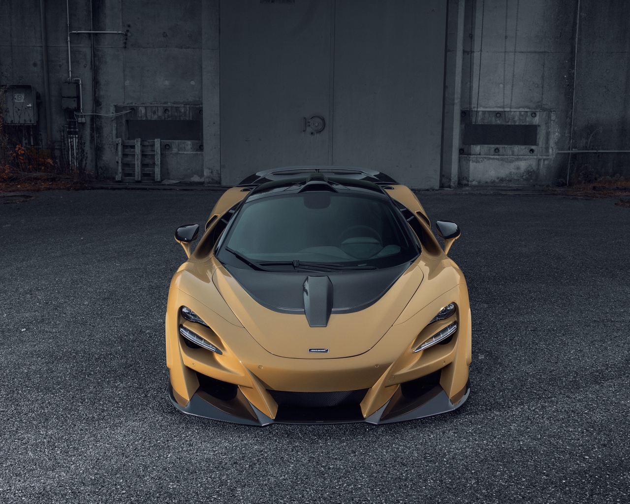 Спортивный автомобиль McLaren 720S на сером асфальте