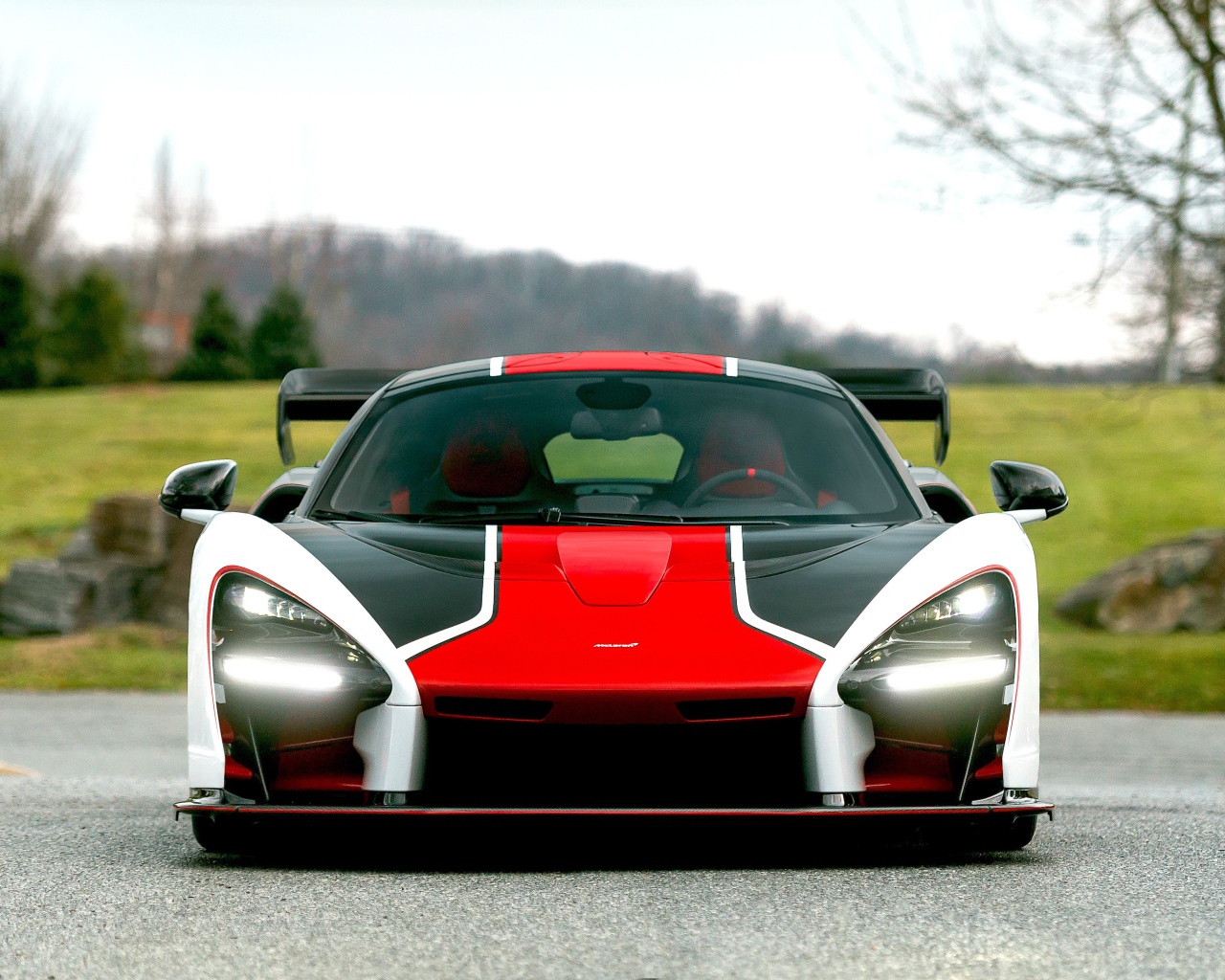 Спортивный автомобиль McLaren MSO Senna вид спереди 