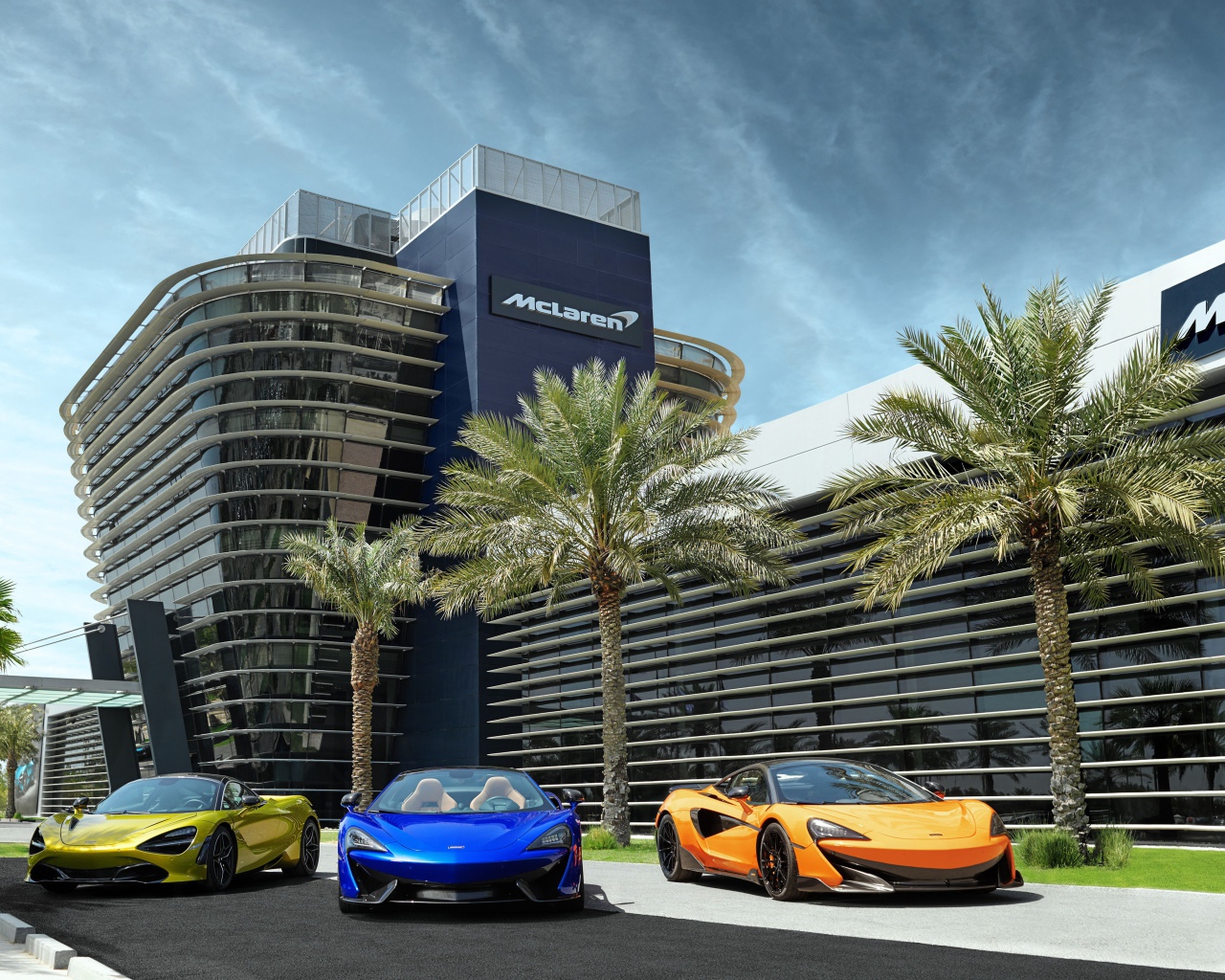 Автомобили  McLaren  у офиса 