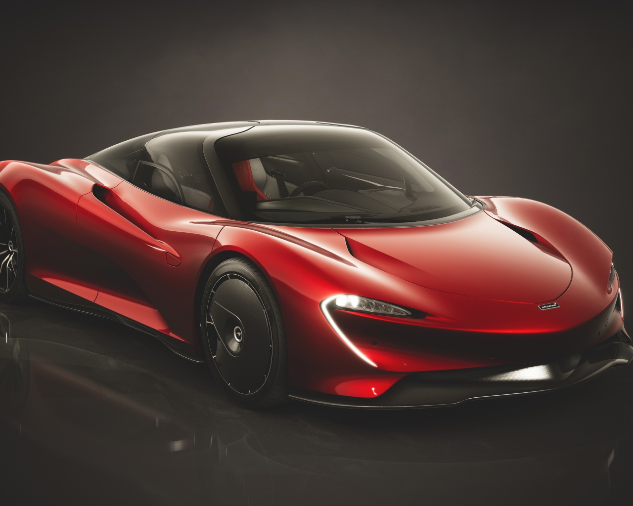 Красный автомобиль McLaren Speedtail Bloodline 2019 года на черном фоне