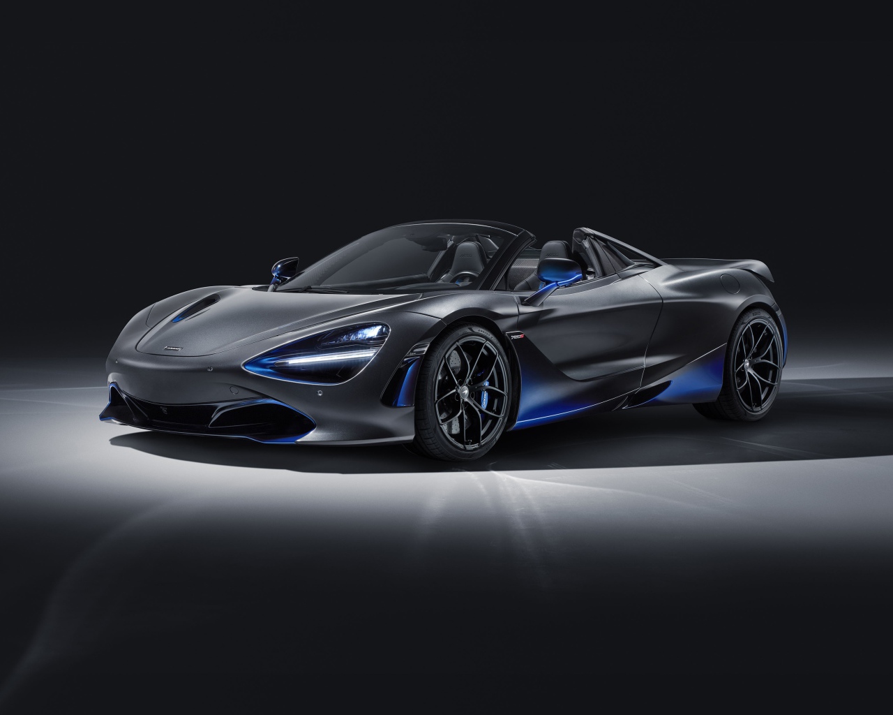 Серебристый автомобиль McLaren 720S Spider, 2019 года 