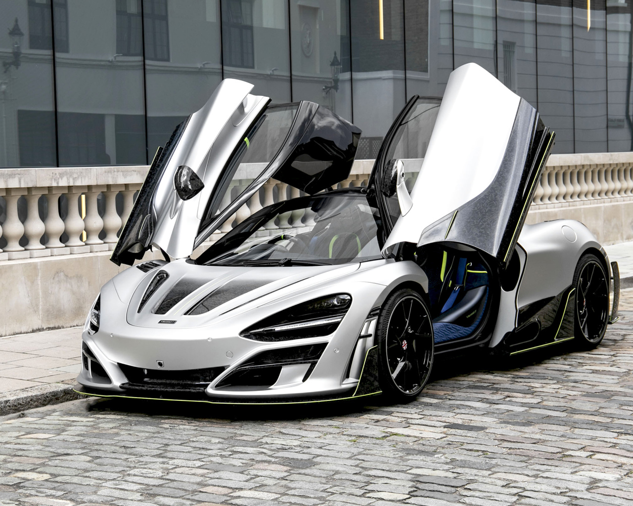 Спортивный автомобиль  McLaren 720S, 2019 года с открытыми дверями