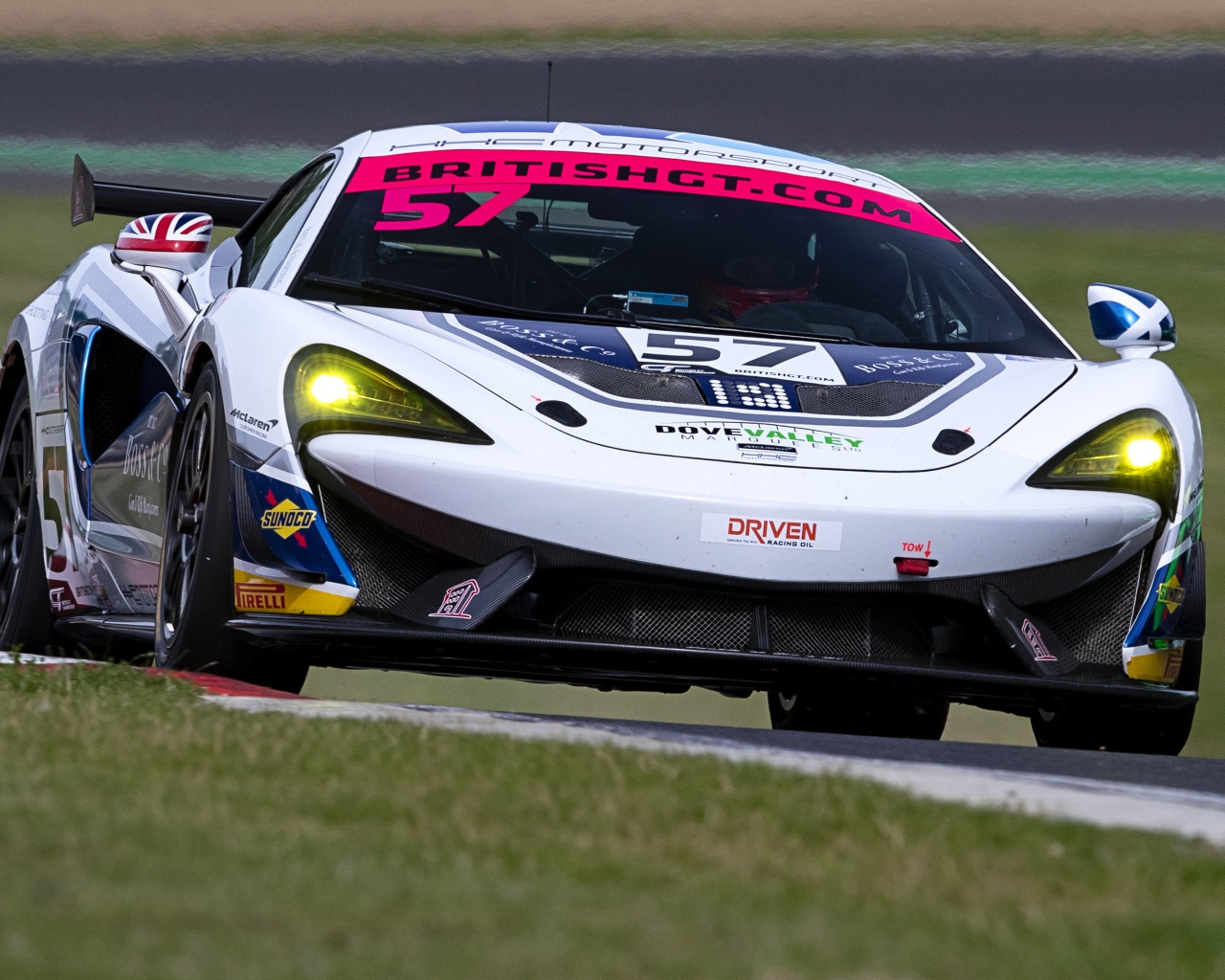 Спортивный автомобиль McLaren 720S GT3 на гоночной трассе