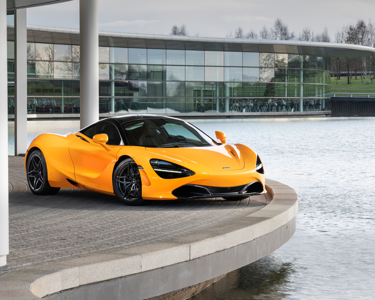 Желтый спортивный автомобиль McLaren MSO 720S Spa 68,  2019 года у воды
