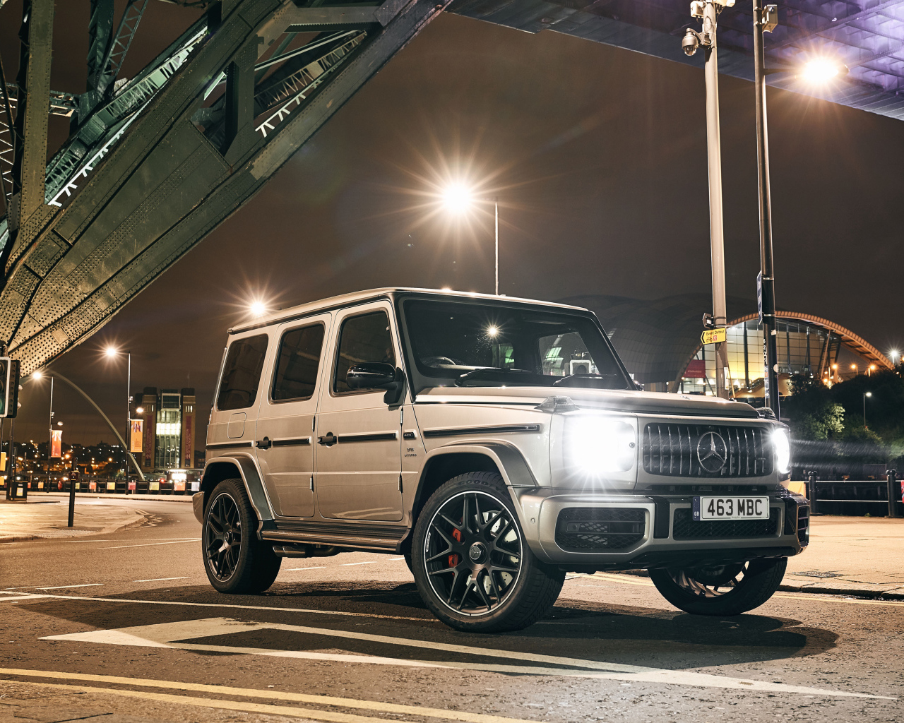 Джип Mercedes-AMG G 63 2018 года с включенными фарами