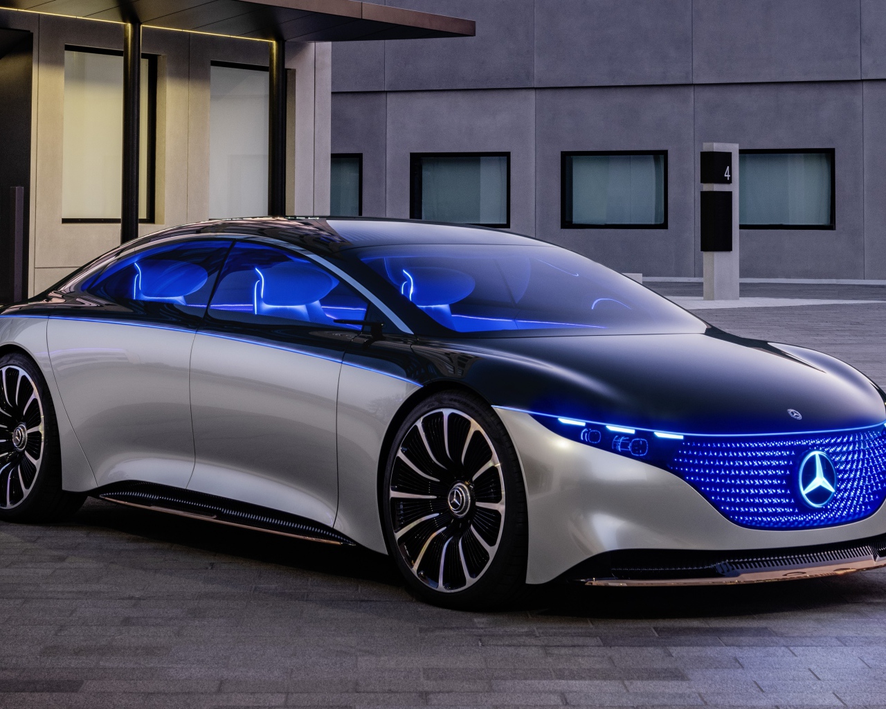 Автомобиль Mercedes-Benz Vision EQS 2019 года у дома