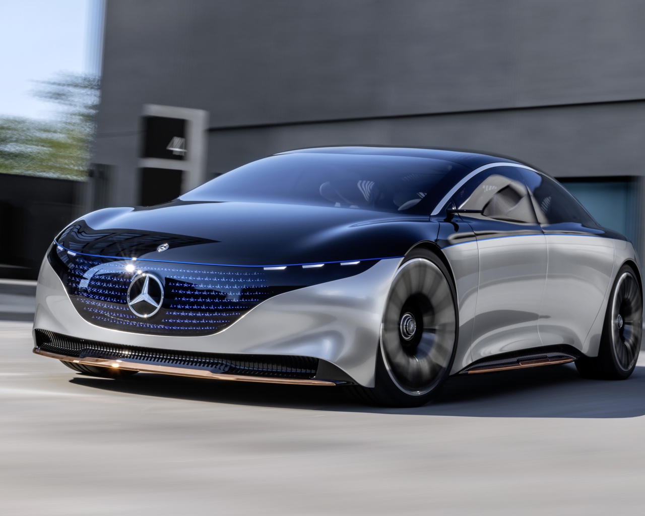 Автомобиль Mercedes-Benz Vision EQS 2019 года у серого здания