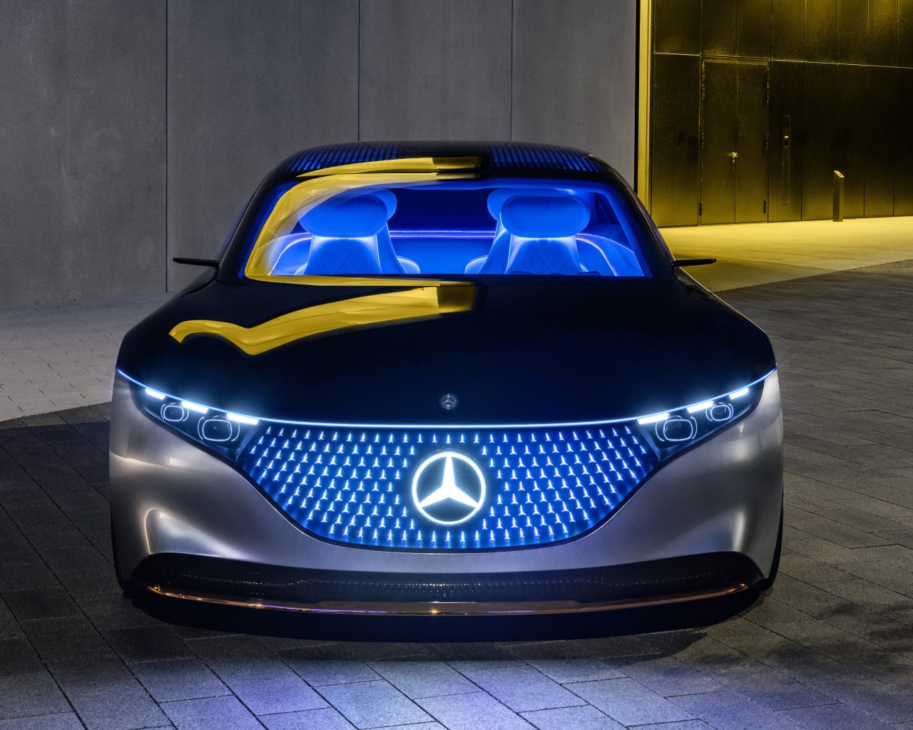 Автомобиль Mercedes-Benz Vision EQS 2019 года с неоновой подсветкой
