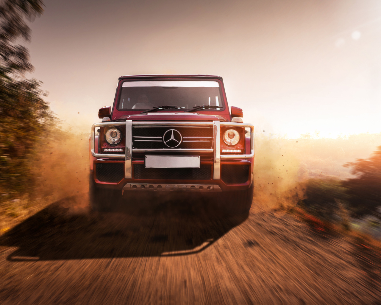 Большой внедорожник Mercedes G63 AMG на дороге