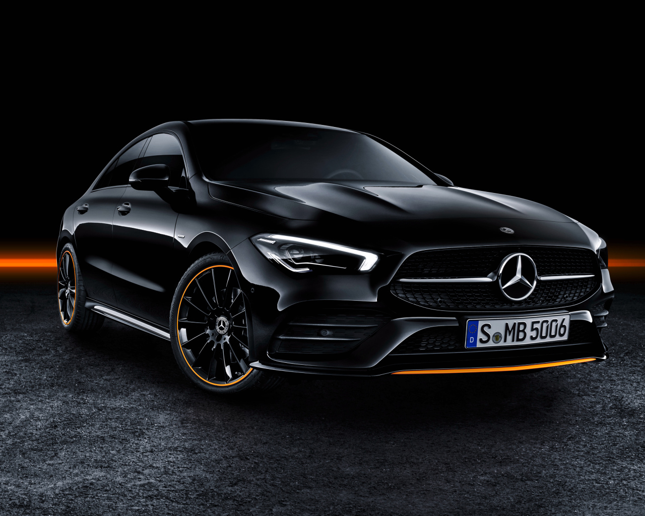 Черный Mercedes-Benz CLA 250 AMG, 2019 года на черном фоне
