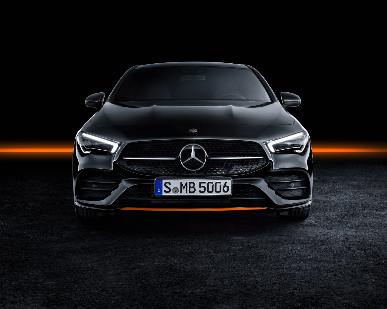 Черный автомобиль Mercedes-Benz CLA 250 AMG, 2019 года на черном фоне