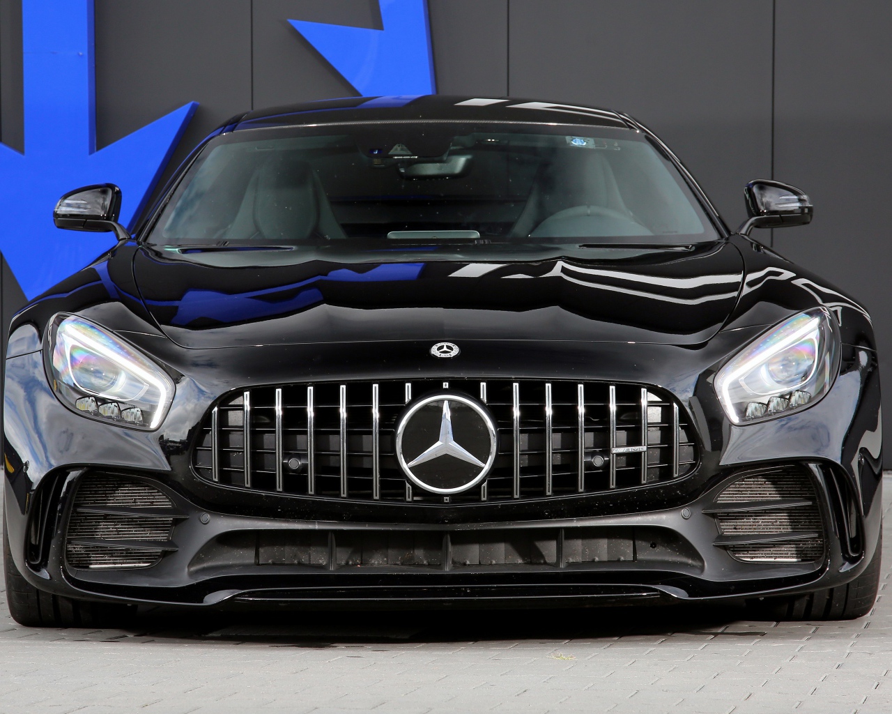 Черный мерседес GT R RS830+ 2019 года вид спереди