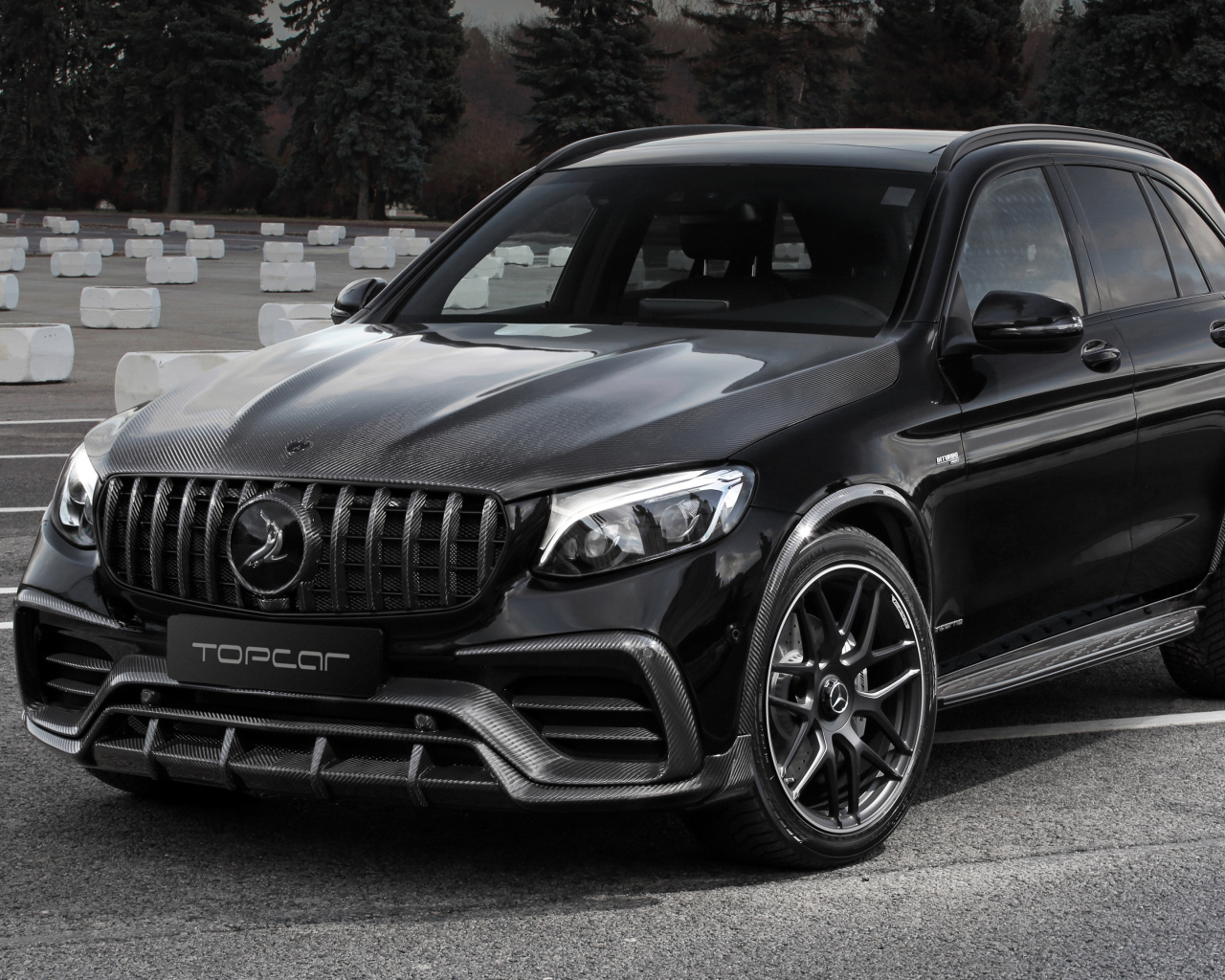 Черный автомобиль Mercedes-AMG GLC-Klasse Inferno 