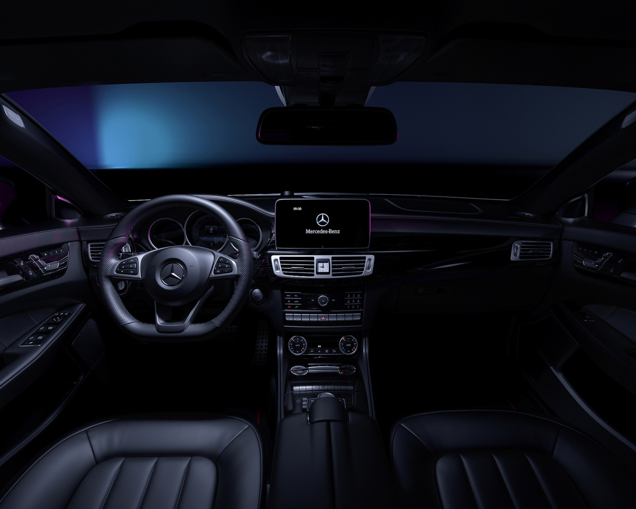 Черный кожаный салон автомобиля Mercedes-Benz CLS 