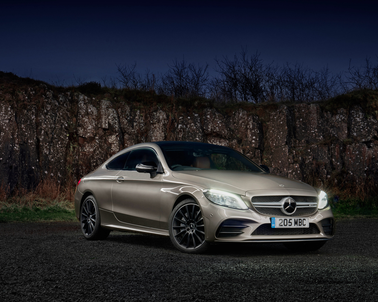 Автомобиль Mercedes-AMG C 43, 2019 года на фоне гор
