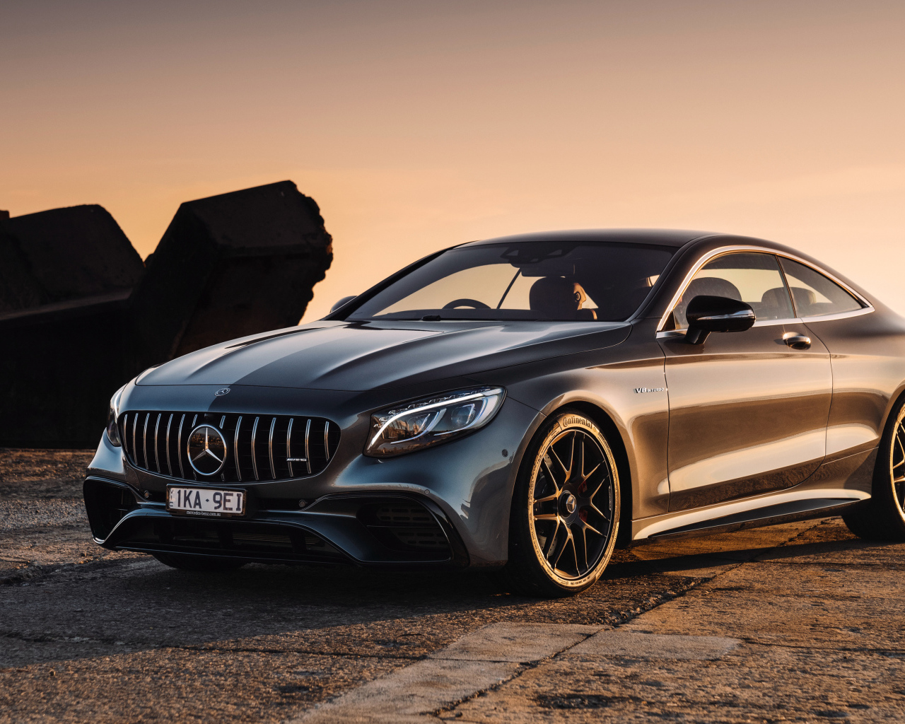 Автомобиль Mercedes-AMG S 63 в лучах солнца