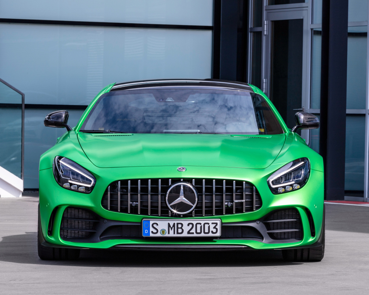 Зеленый автомобиль Mercedes-AMG GT R 2019 года вид спереди