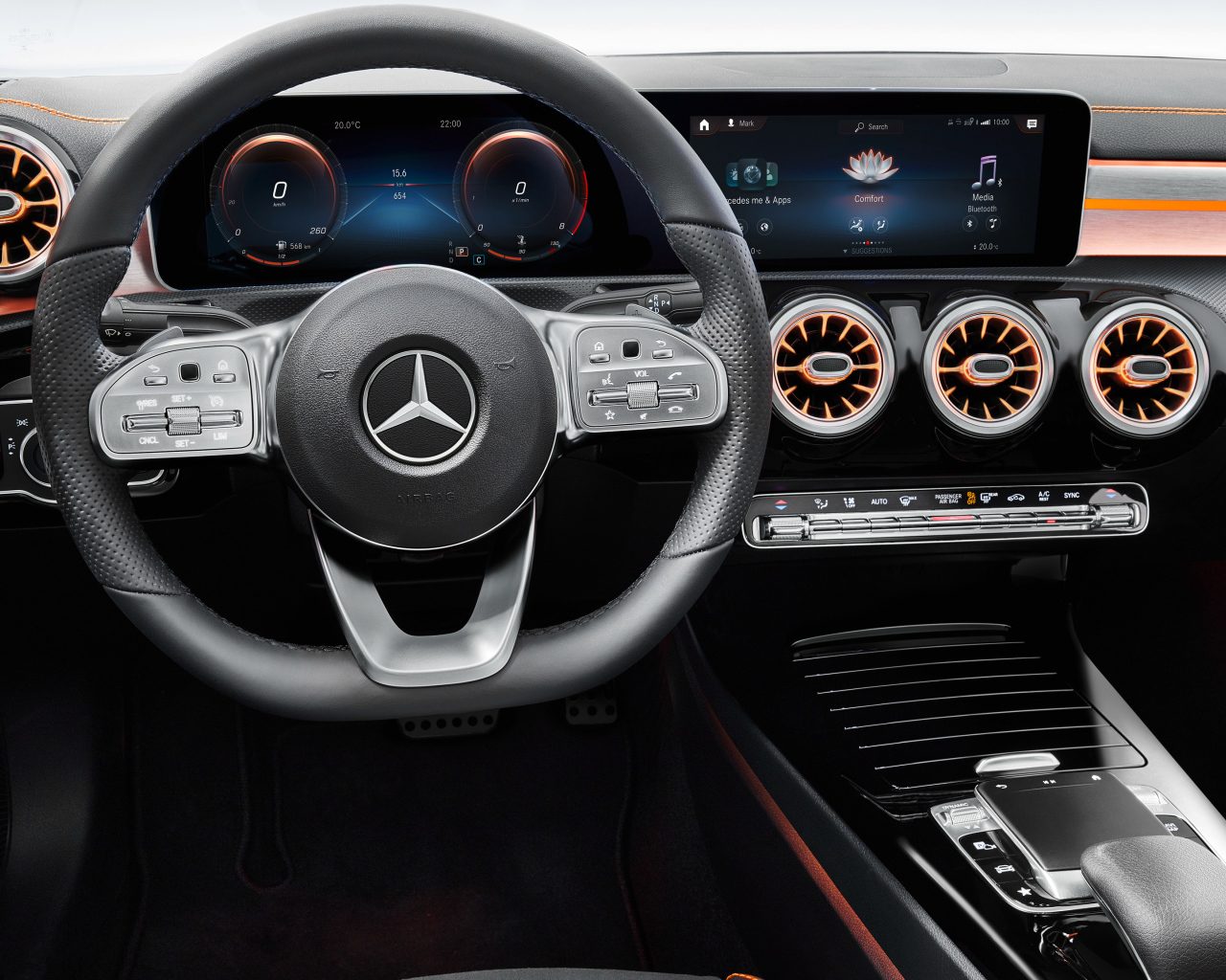 Салон автомобиля Mercedes-Benz CLA 250, 2019 года 