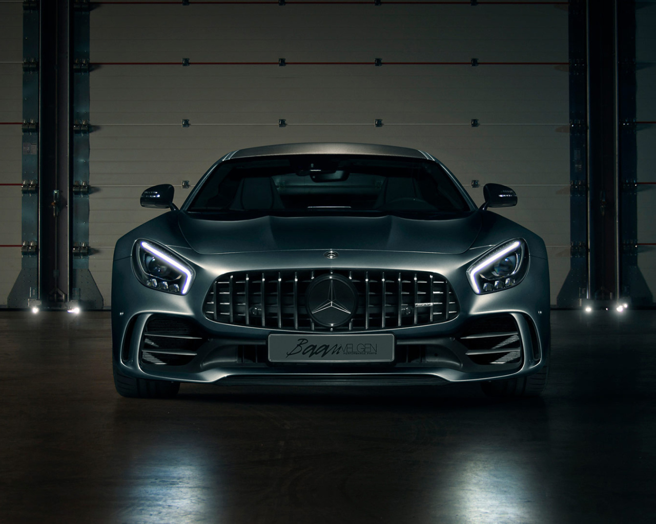Серебристый автомобиль Mercedes-AMG GT R ADV1 вид спереди