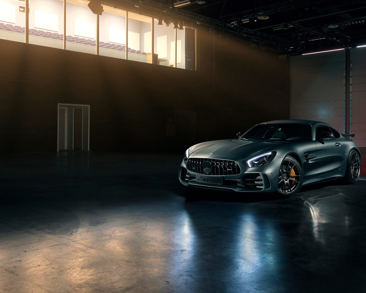 Серебристый автомобиль Mercedes-AMG GT R ADV1 в ангаре 